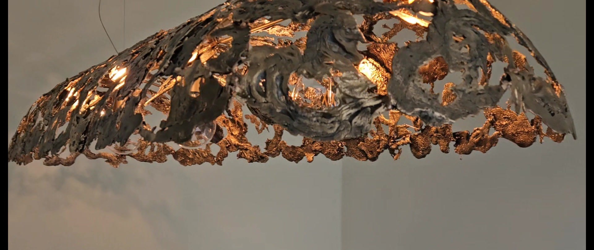 Gloeiende, met de hand gesmede bronzen lichtsculptuur van Sandeluce